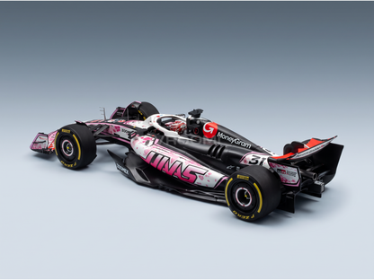 Miniature de la Haas F1 VF-25 noire et rose avec logos MoneyGram et numéro 31 pour le GP du Japon 2025, pilotée par Esteban Ocon