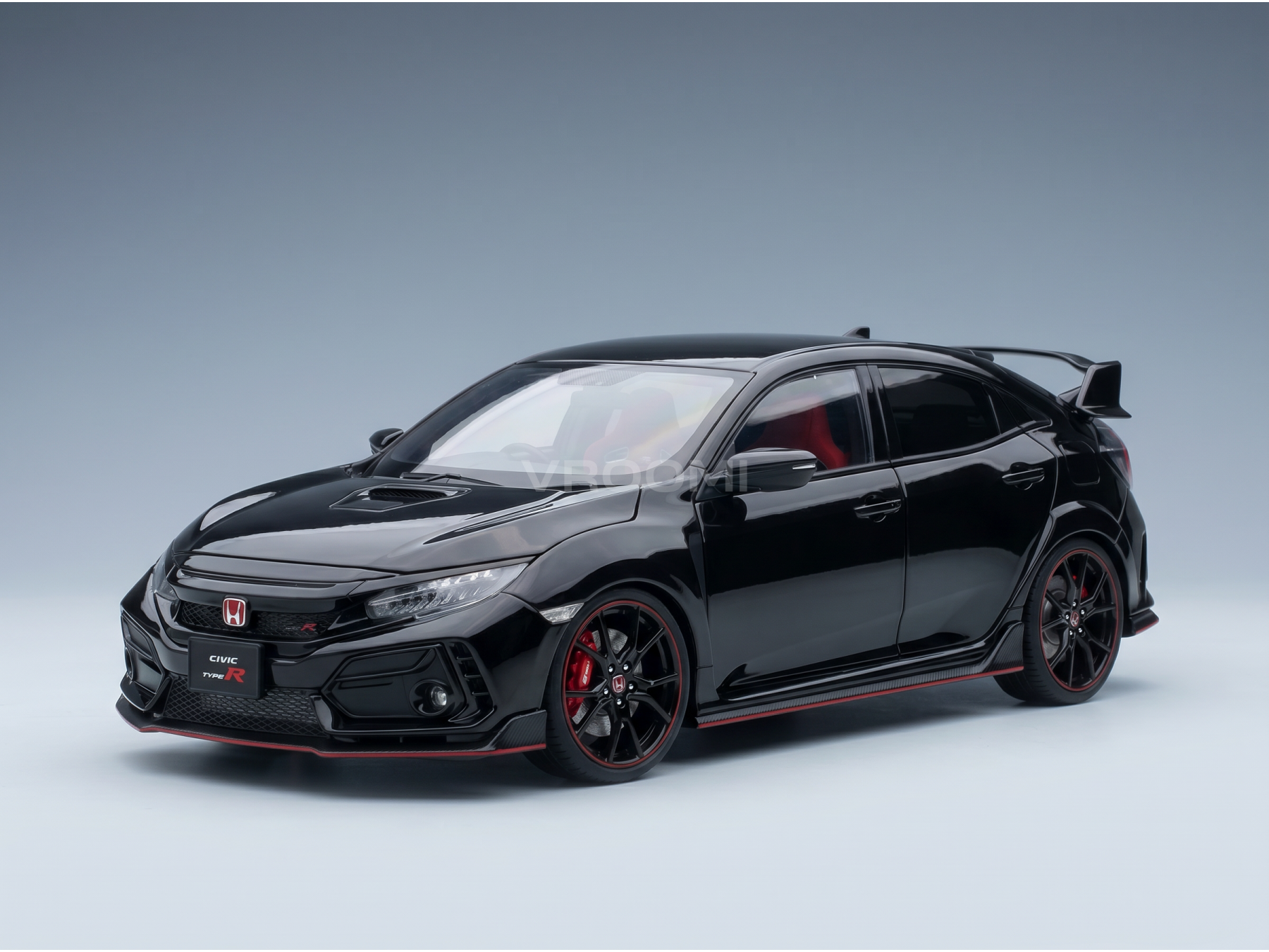 Zwart schaalmodel van de Honda Civic Type R met rode accenten, tentoongesteld voor Vroomi-verzamelaars