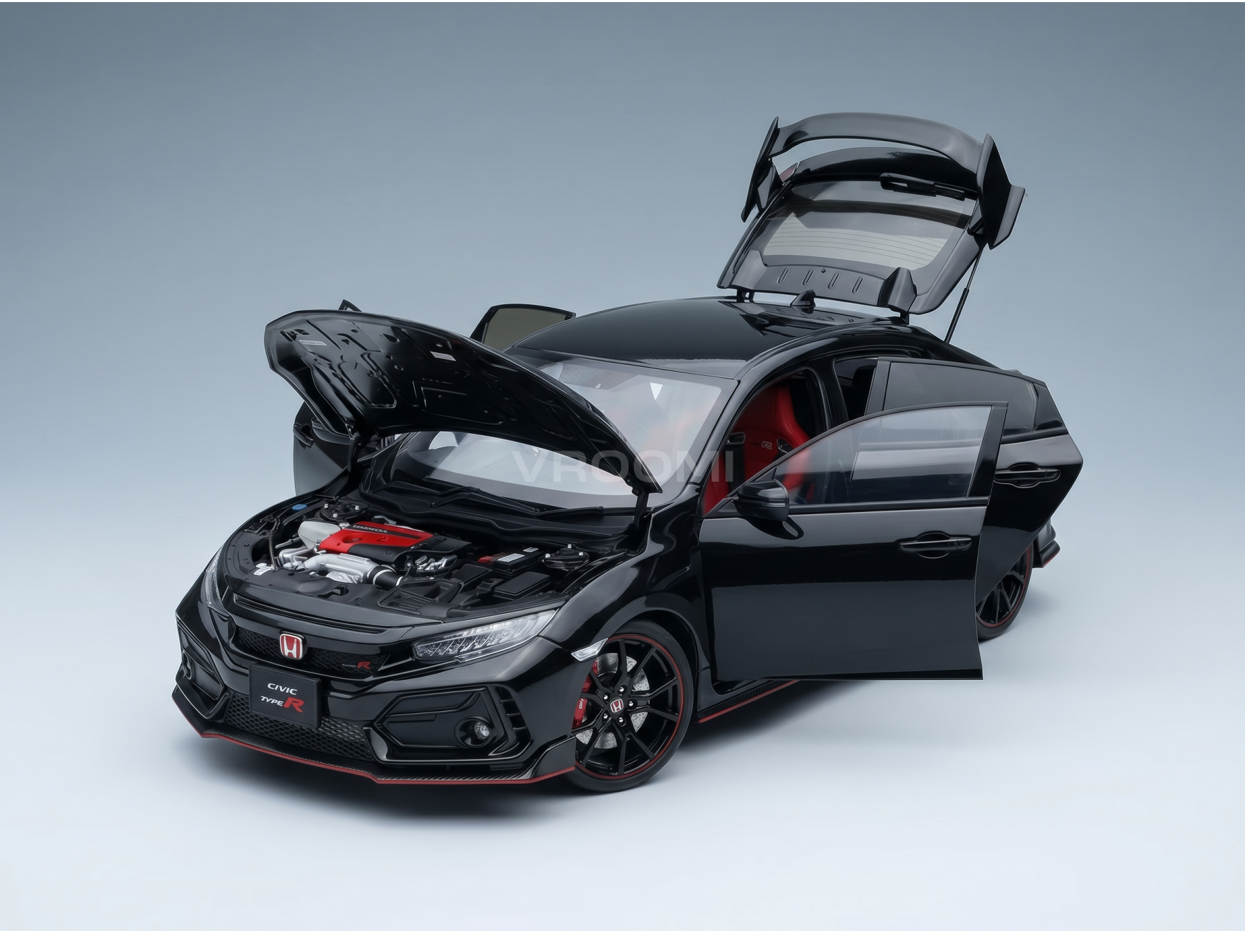 Zwart schaalmodel van een Honda Civic Type R met open deuren, motorkap en kofferbak, tentoongesteld bij Vroomi