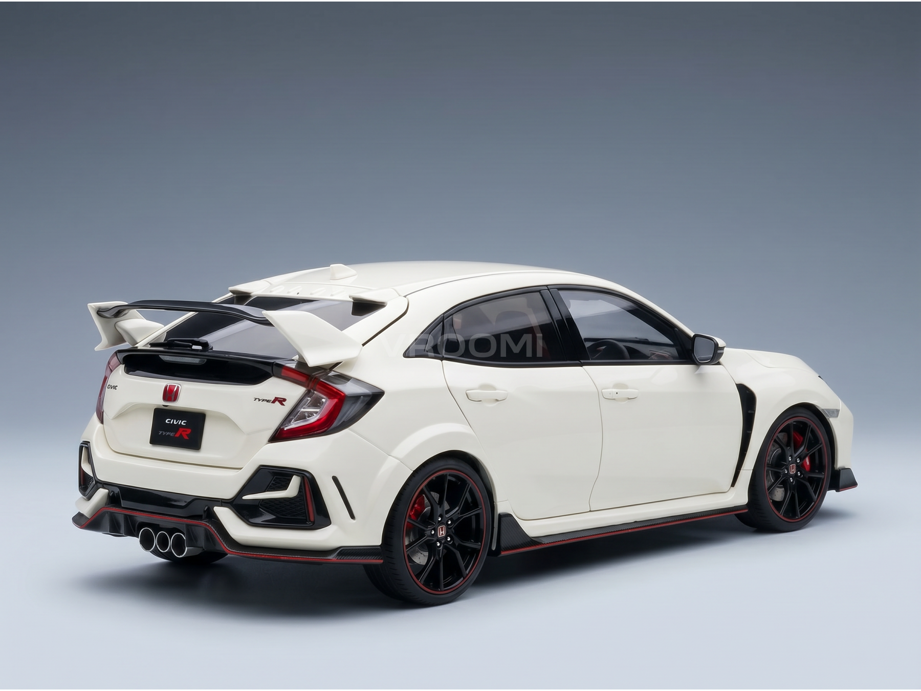 Wit schaalmodel van een Honda Civic Type R met zwarte velgen en een achterspoiler, gepresenteerd door Vroomi