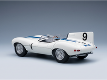 Wit race-schaalmodel met blauwe strepen en nummer 9, gepresenteerd door Vroomi voor verzamelaars.