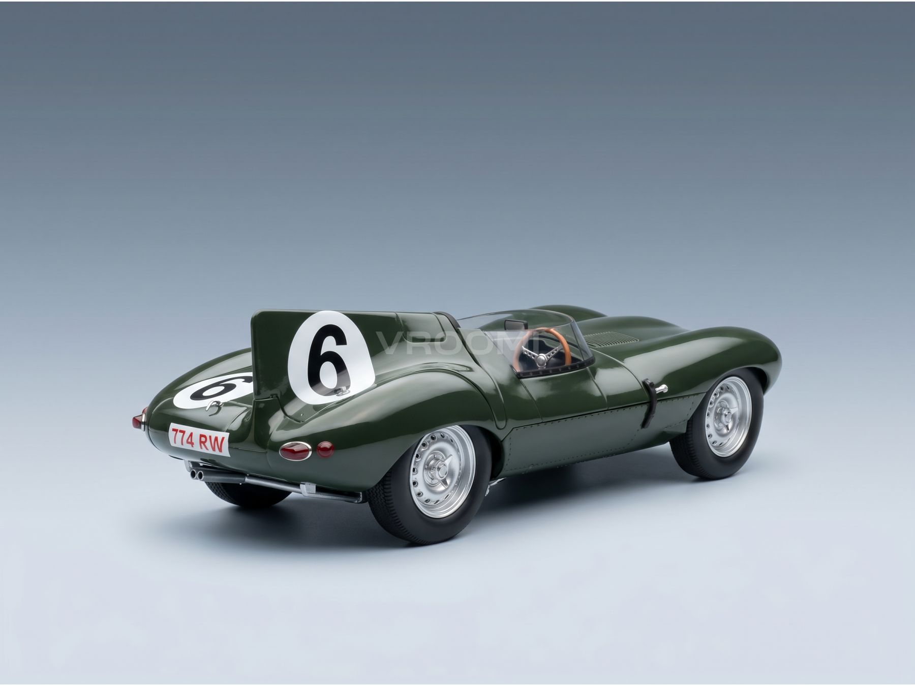 Groene schaalmodelauto met nummer 6, gepresenteerd door Vroomi voor verzamelaars en motorsportliefhebbers.