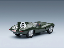 Groene schaalmodelauto met nummer 6, gepresenteerd door Vroomi voor verzamelaars en motorsportliefhebbers.