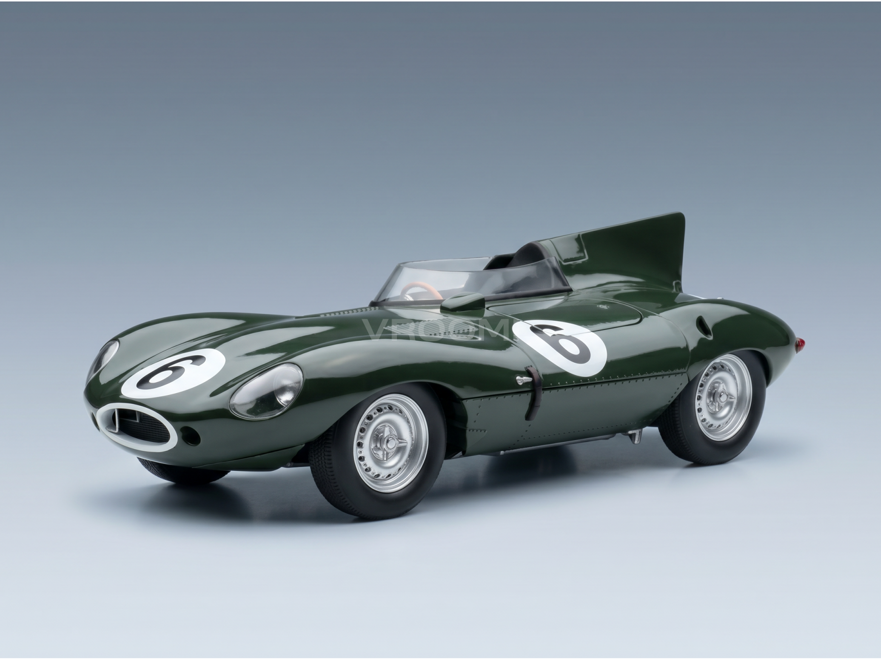 Groen vintage schaalmodel van een raceauto met nummer 6, gepresenteerd door Vroomi voor verzamelaars
