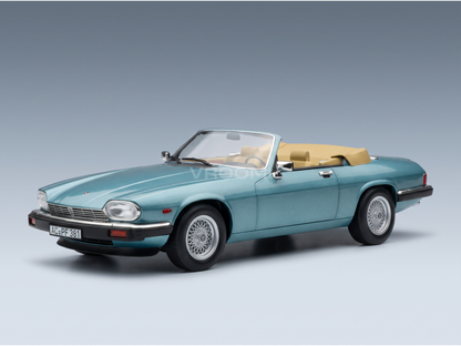 Modellino in scala della Jaguar XJ-S cabriolet verde-azzurro con interni beige, presentato da Vroomi per collezionisti.