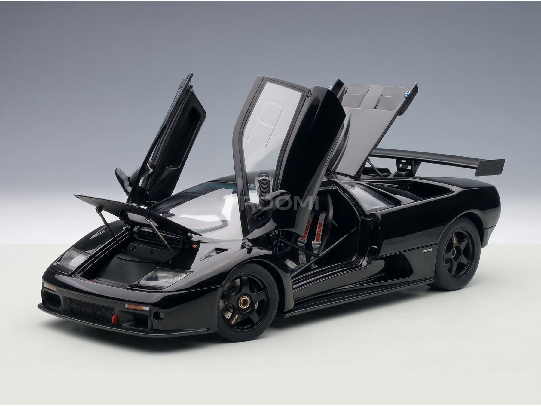 Zwart schaalmodel van een Lamborghini Diablo met open deuren, gepresenteerd door Vroomi voor verzamelaars