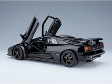 Schwarzes Lamborghini Diablo-Modellauto mit geöffneten Türen, präsentiert von Vroomi für Sammler.