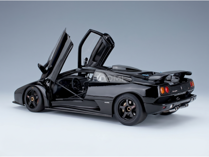 Zwart schaalmodel van een Lamborghini Diablo met open deuren, gepresenteerd door Vroomi voor verzamelaars.