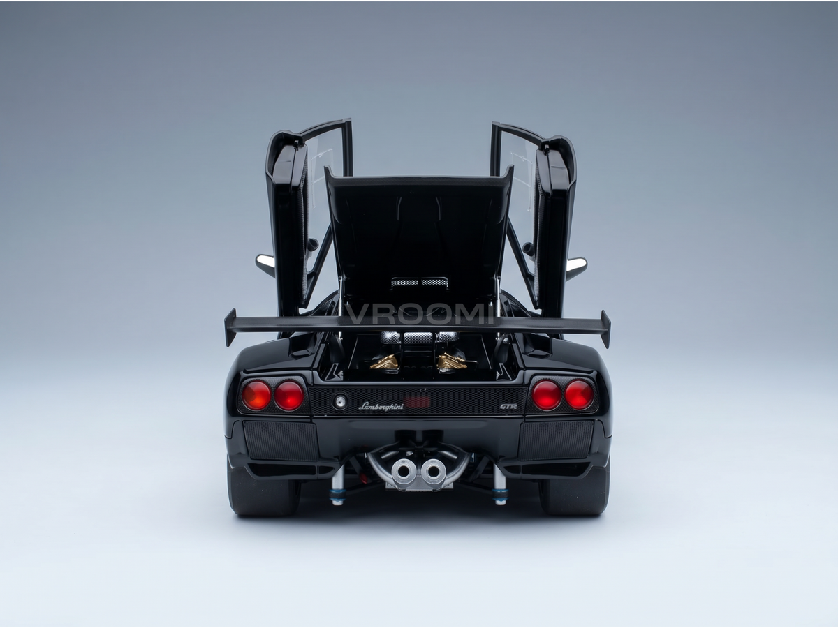 Voiture miniature Lamborghini GTR noire avec portes ouvertes et moteur arrière visible, par Vroomi
