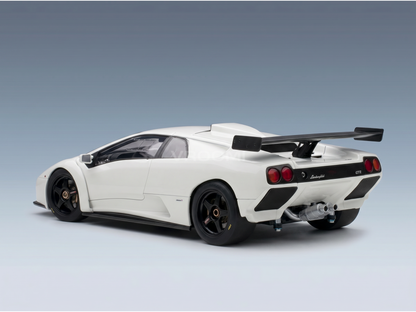 Maqueta a escala de un Lamborghini GTR blanco con llantas y alerón trasero negros, presentada por Vroomi