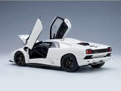 Maqueta de coche Lamborghini blanca con las puertas abiertas, presentada por Vroomi para coleccionistas.