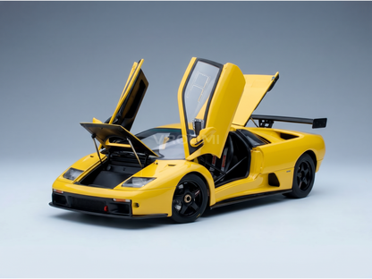 Gele schaalmodelauto met open deuren, gepresenteerd door Vroomi voor verzamelaars en motorsportliefhebbers.