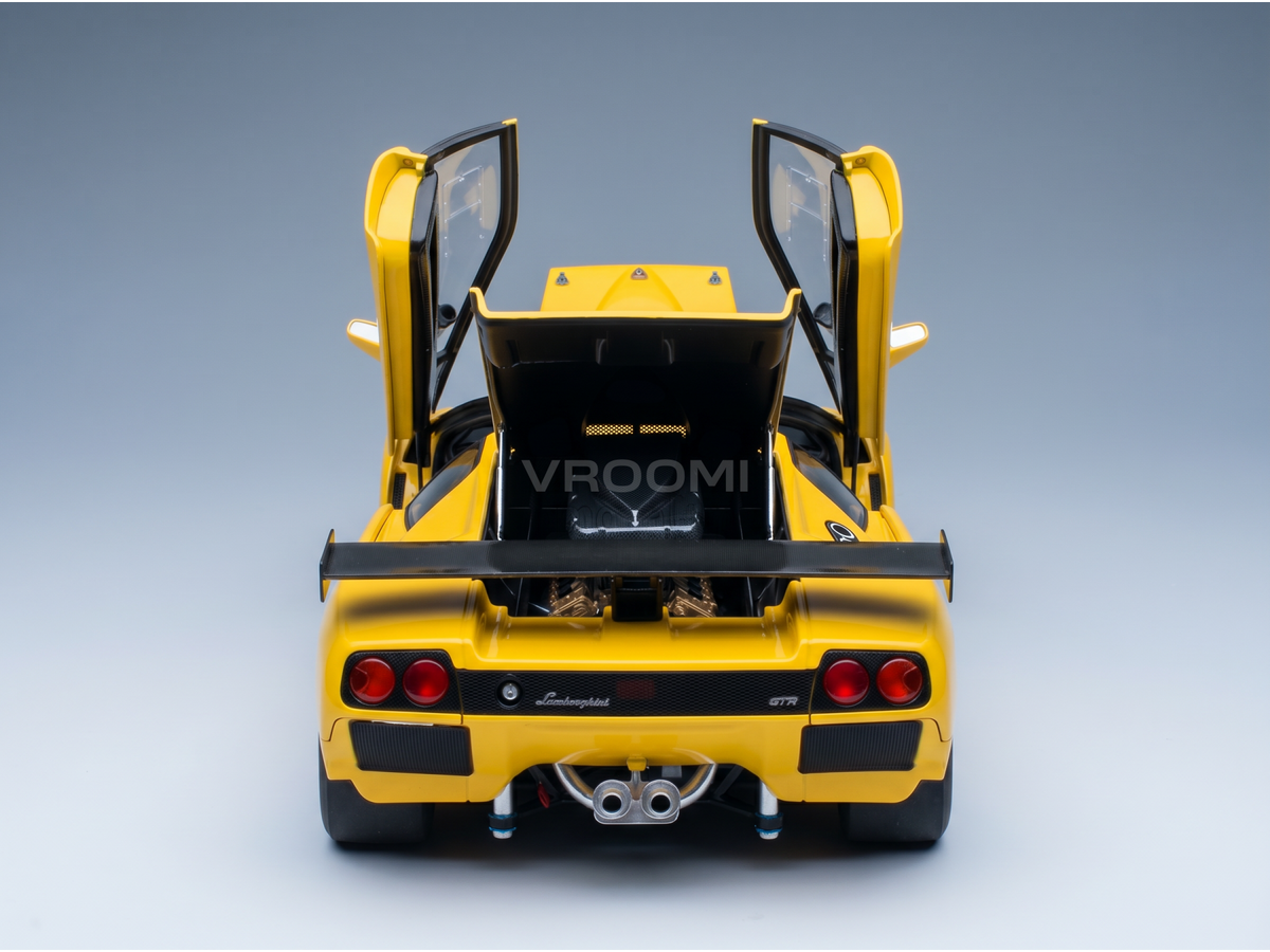 Voiture miniature Lamborghini GTR jaune avec portes ouvertes et compartiment moteur arrière visible, par Vroomi