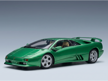 Grünes Lamborghini-Modellauto von Vroomi, das sich durch ein elegantes Design und detailgetreue Ausstattungsmerkmale auszeichnet.