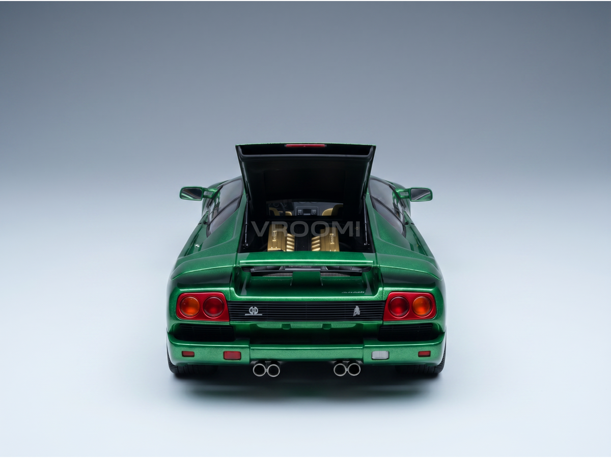 Voiture miniature verte avec compartiment moteur arrière ouvert, présentée par Vroomi pour les collectionneurs