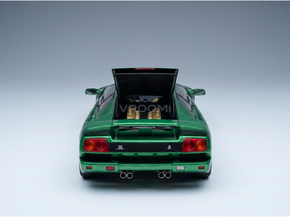 Maqueta de coche verde con el compartimento del motor trasero abierto, presentada por Vroomi para coleccionistas