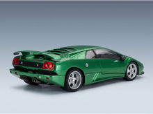 Grünes Lamborghini Diablo-Modellauto von Vroomi mit detailgetreuem Heckdesign und Leichtmetallfelgen.