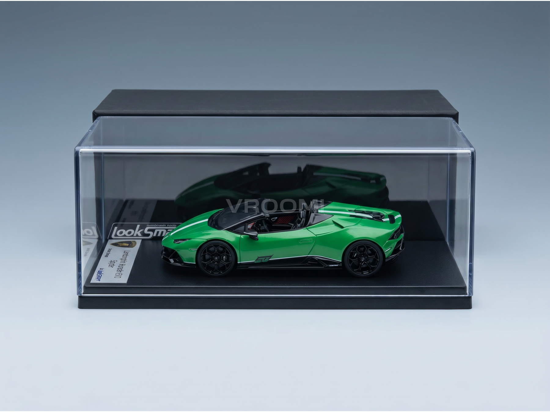 Maqueta a escala de un Lamborghini Huracán EVO verde en vitrina, seleccionada por Vroomi para coleccionistas