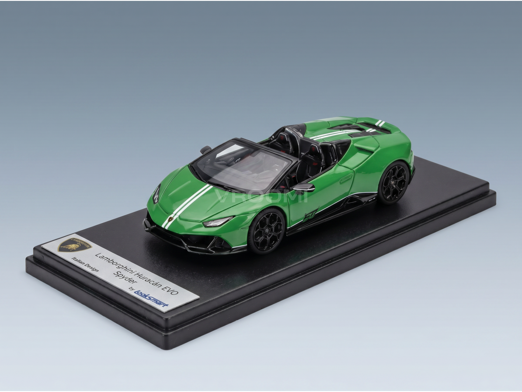 Maqueta a escala del Lamborghini Huracán EVO Spyder verde de Looksmart, expuesta sobre una base de coleccionista de Vroomi