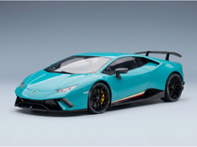 Türkisfarbenes Lamborghini Huracán Performante-Modellauto mit schwarzen Akzenten, präsentiert von Vroomi