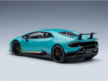 Modellauto des Lamborghini Huracán Performante in der Farbe Teal mit schwarzen Felgen und Heckflügel, Vroomi
