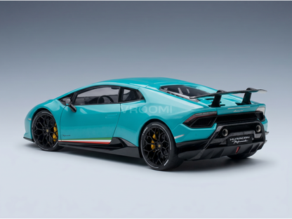 Maqueta a escala del Lamborghini Huracán Performante en color verde azulado, con llantas negras y alerón trasero, Vroomi