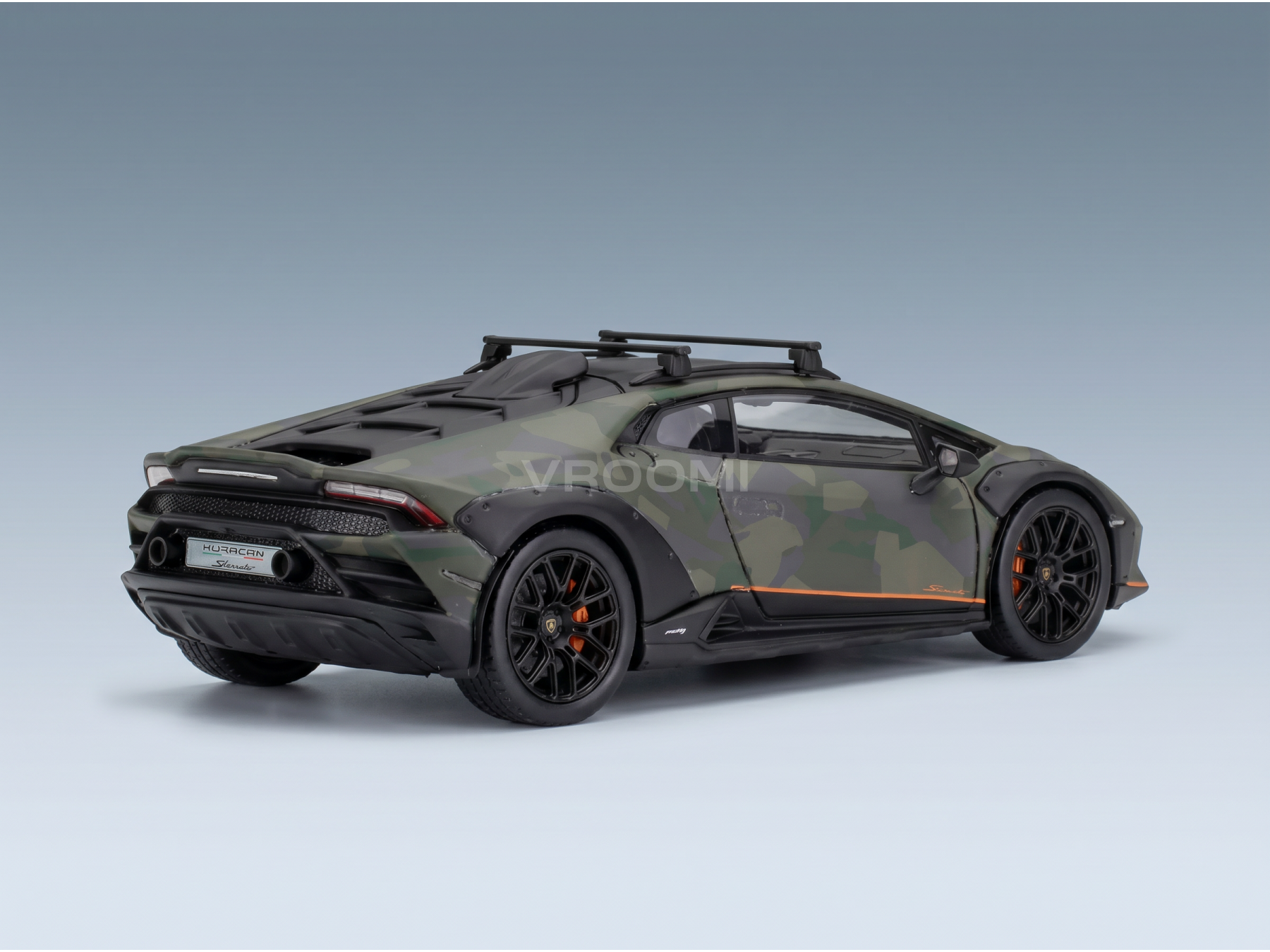 Modèle réduit de la Lamborghini Huracan Sterrato en version « camouflage » de la marque Vroomi, équipé d'une galerie de toit et de jantes noires.