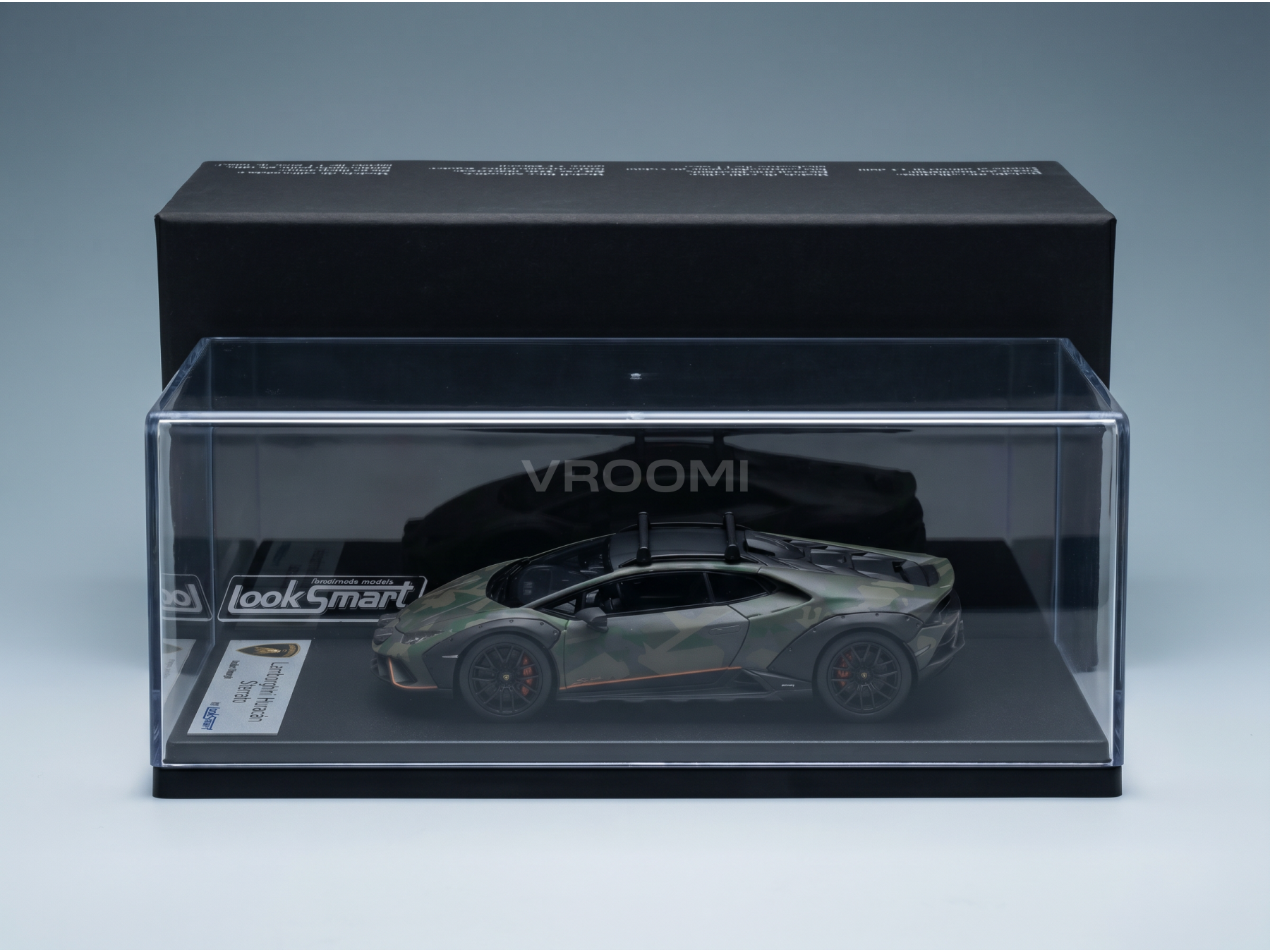 Maquette de Lamborghini Huracán STO en motif camouflage, présentée dans une vitrine par LookSmart, sélectionnée par Vroomi