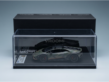 Camouflage-modelauto van de Lamborghini Huracán STO in vitrine van LookSmart, samengesteld door Vroomi