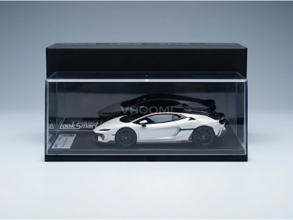 Wit schaalmodel van een Lamborghini Huracán in een doorzichtige vitrine van LookSmart, samengesteld door Vroomi voor verzamelaars.