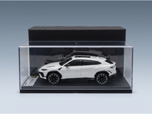 Wit schaalmodel van de Lamborghini Urus in een doorzichtige vitrine, een exclusief verzamelobject van Vroomi