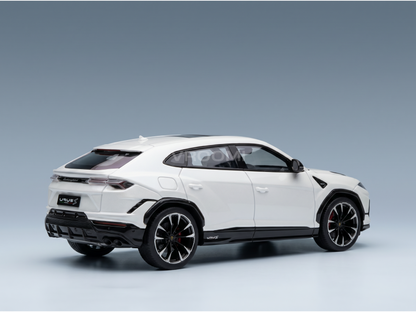 Modèle réduit de la Lamborghini Urus S blanche de la marque Vroomi, avec des touches de noir et des jantes très détaillées.