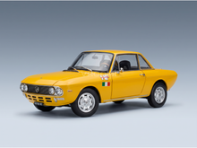 Gele schaalmodelauto met Italiaanse vlag, Vroomi-verzamelreplica