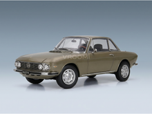 Maquette de voiture Lancia Fulvia vert olive avec des détails chromés, présentée chez Vroomi pour les collectionneurs.
