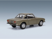 Modèle réduit de voiture vert olive au design classique, présenté par Vroomi pour les collectionneurs.