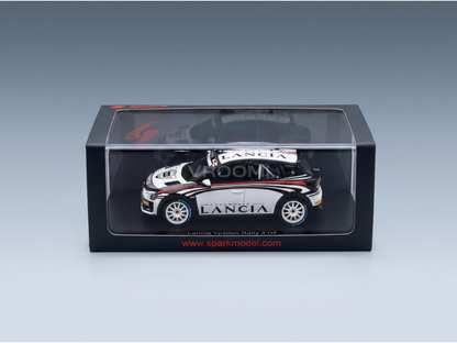 Voiture miniature die-cast Lancia Ypsilon HF Rally4 2025 blanche et noire avec bandes racing rouges, vue avant-côté