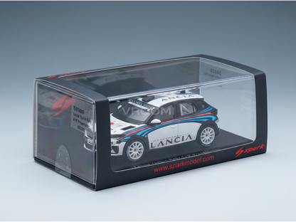 Wit en blauw Lancia Ypsilon HF Rally4 schaalmodel met rode accenten in een heldere plastic doos voor de presentatie 2025