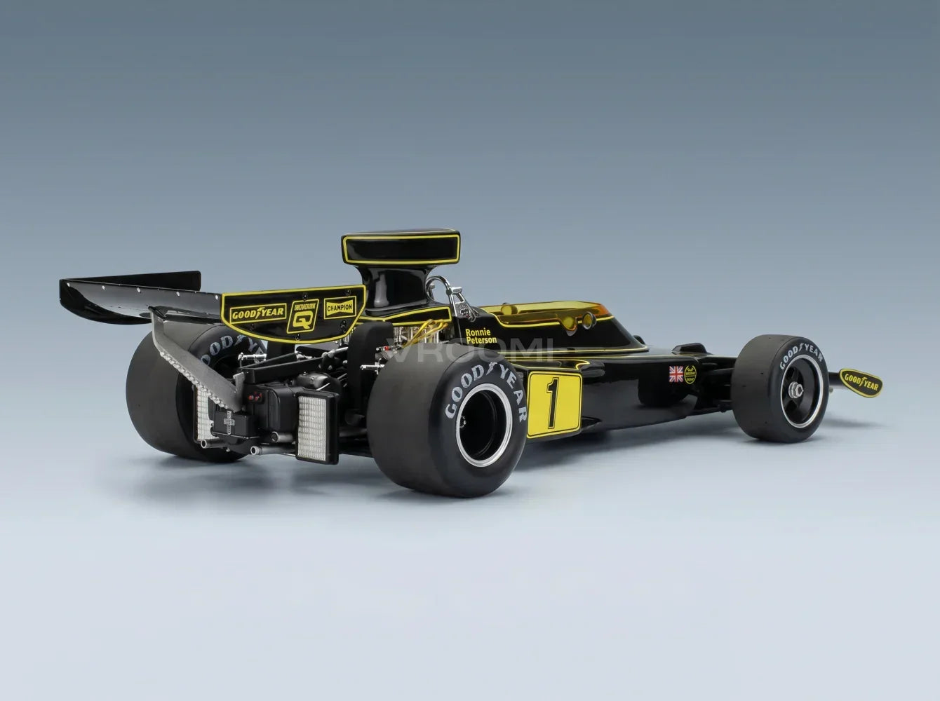 LOTUS | F1 72E TEAM LOTUS JPS N 1 WINNAAR GP VAN MONZA, ITALIË 1974 RONNIE PETERSON Vroomi Schaalmodellenwinkel