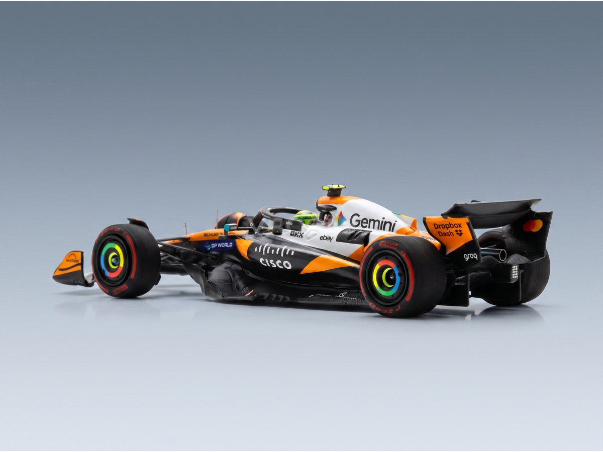 Oranje en zwart McLaren F1 MCL39 modelauto met sponsordecals ter ere van Lando Norris 2e plaats GP van de VS 2025