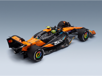 Miniature de la McLaren F1 MCL39 orange et noire avec roues multicolores célébrant Lando Norris au GP d'Abu Dhabi 2025
