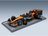 Miniature de la McLaren F1 MCL39 orange et noire avec jantes arc-en-ciel sur base grise représentant la configuration de Lando Norris au GP d'Abu Dhabi 2025