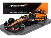McLaren MCL39-Modellauto, Formel-1-Team-Sieger, 200. Grand Prix, präsentiert auf einem Vroomi-Sockel