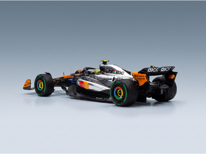Miniature de la McLaren F1 MCL39 argent et orange avec détails noirs, jantes multicolores et décalcomanies sponsors