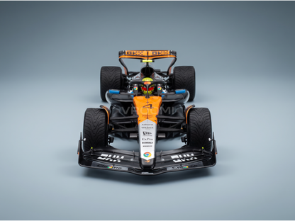 Miniature de la McLaren F1 MCL39 orange et noire avec décalcomanies sponsors du GP de Grande-Bretagne 2025 avec Lando Norris