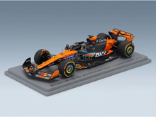 McLaren MCL39 Modellauto, 1:18 F1-Nachbau, Vroomi-Sammleredition mit der Lackierung des GP von Abu Dhabi 2025