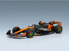 Orange-schwarzes Formel-1-Modellauto im Maßstab 1:1 mit auffälliger Lackierung, präsentiert von Vroomi für Sammler.