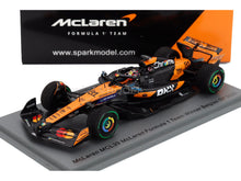 McLaren MCL39-Modellauto, Sieger des Großen Preises von Belgien 2025, präsentiert auf einem Vroomi-Sammler-Sockel