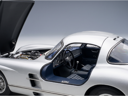 MERCEDES BENZ - 300 SLR UHLENHAUT COUPÉ N° 15 GP VAN ZWEDEN 1955 - ZILVER - RACEWAGENS