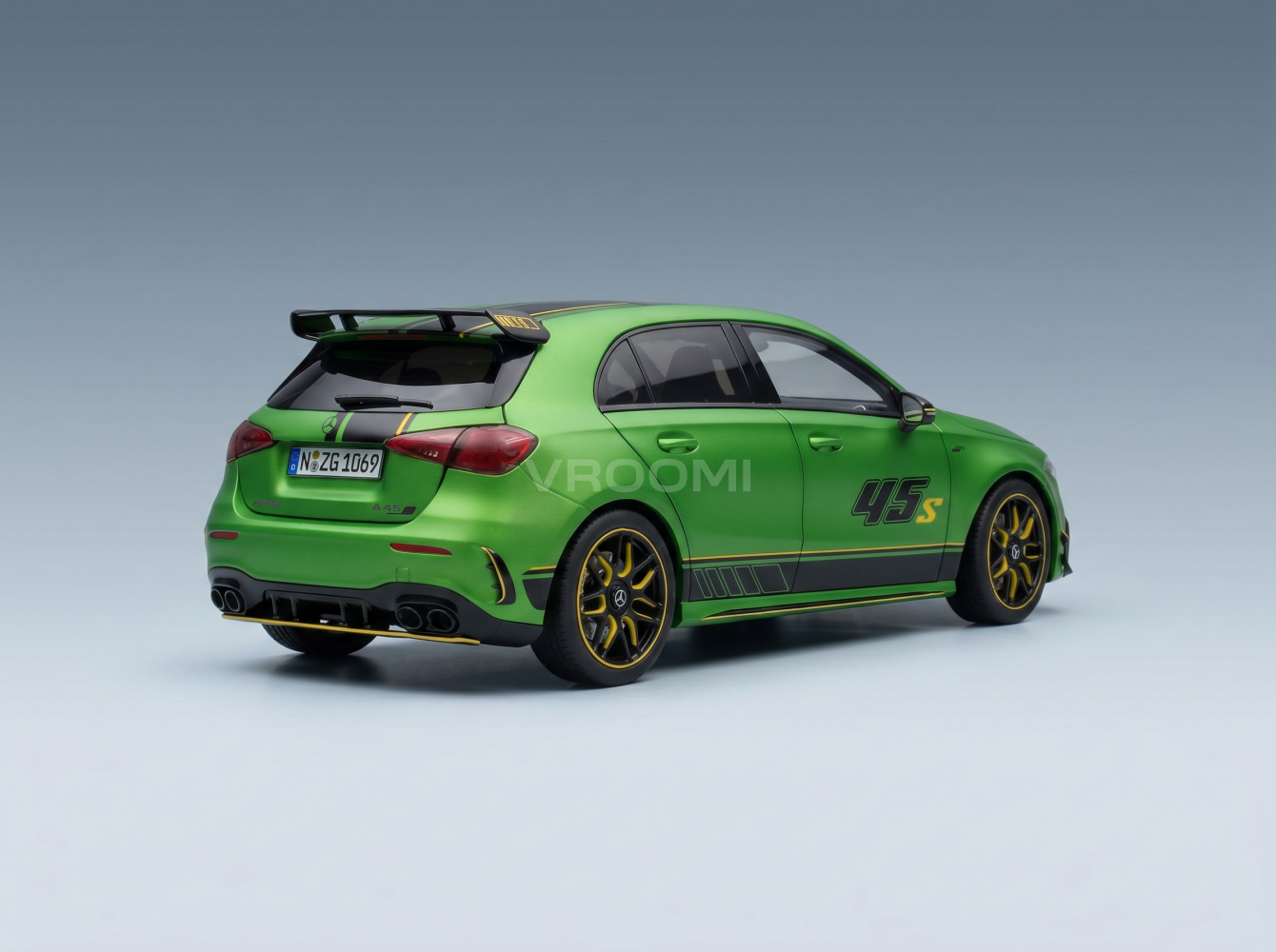 MERCEDES-BENZ – A-KLASSE A45S 4MATIC AMG 2023 – GRÜN MET SCHWARZ – Modellauto bei Vroomi
