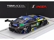 Auto da corsa IMSA blu e gialla “ modellino ” di TSM Model, in mostra su Vroomi — replica dettagliata in metallo pressofuso con livrea LSR n. 80.